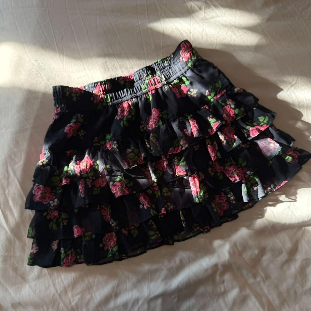 Hollister Y2K Floral Mini Skirt Black Pink Rose Tiered Ruffle Smocked Waist M